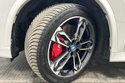 valkoinen BMW iX1 2023 kuva 10.