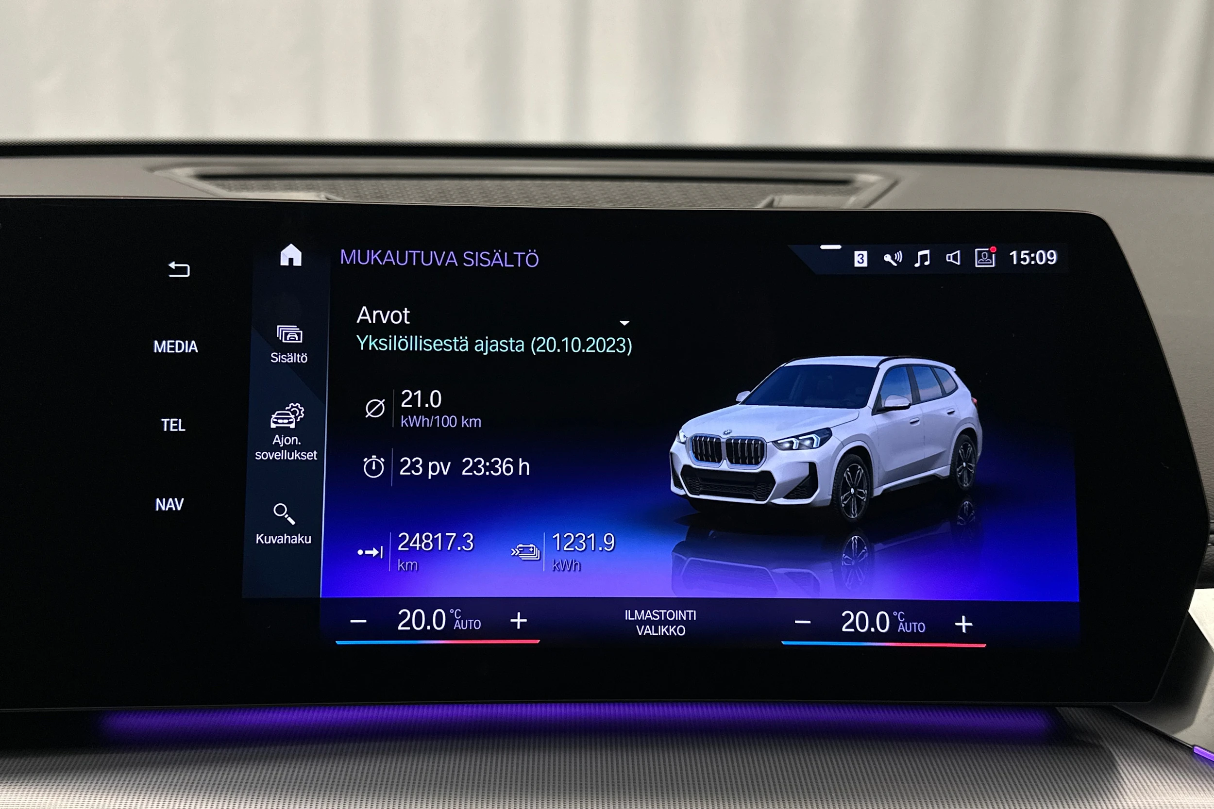 valkoinen BMW iX1 2023 kuva 24.
