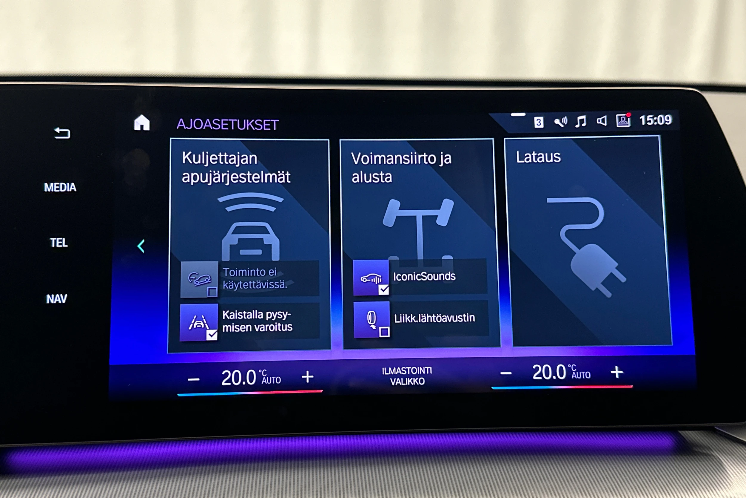 valkoinen BMW iX1 2023 kuva 26.