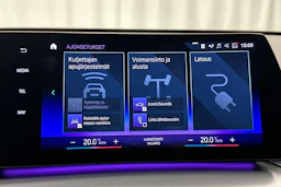 valkoinen BMW iX1 2023 kuva 26.