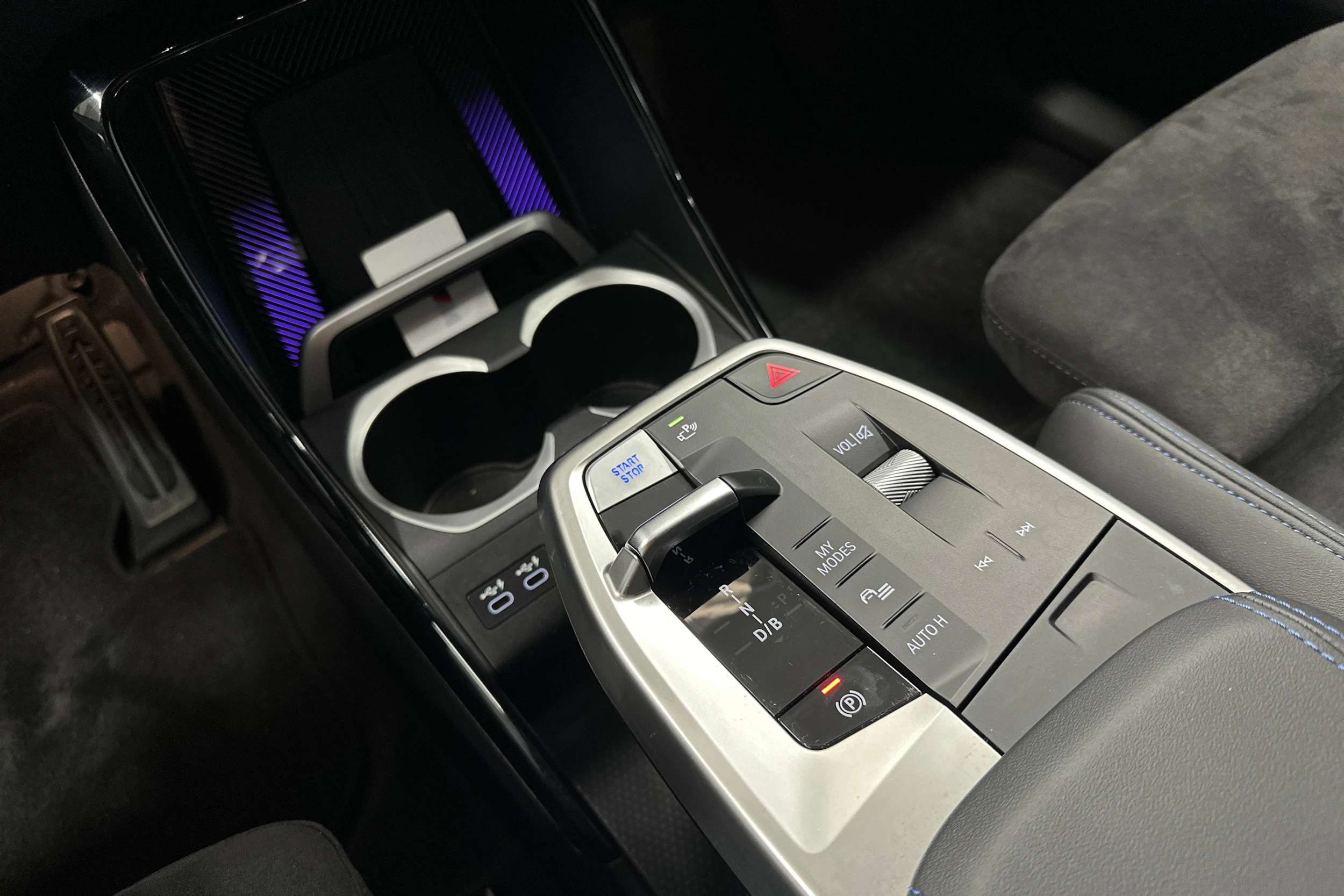 valkoinen BMW iX1 2023 kuva 38.