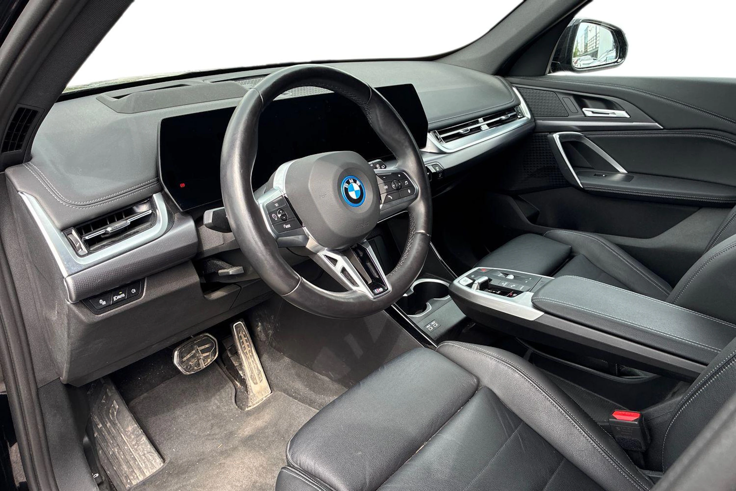 Musta BMW iX1 2023 kuva 3.