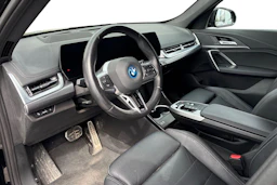 Musta BMW iX1 2023 kuva 3.