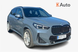 harmaa BMW iX1 2023 kuva 1.