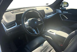 harmaa BMW iX1 2023 kuva 3.