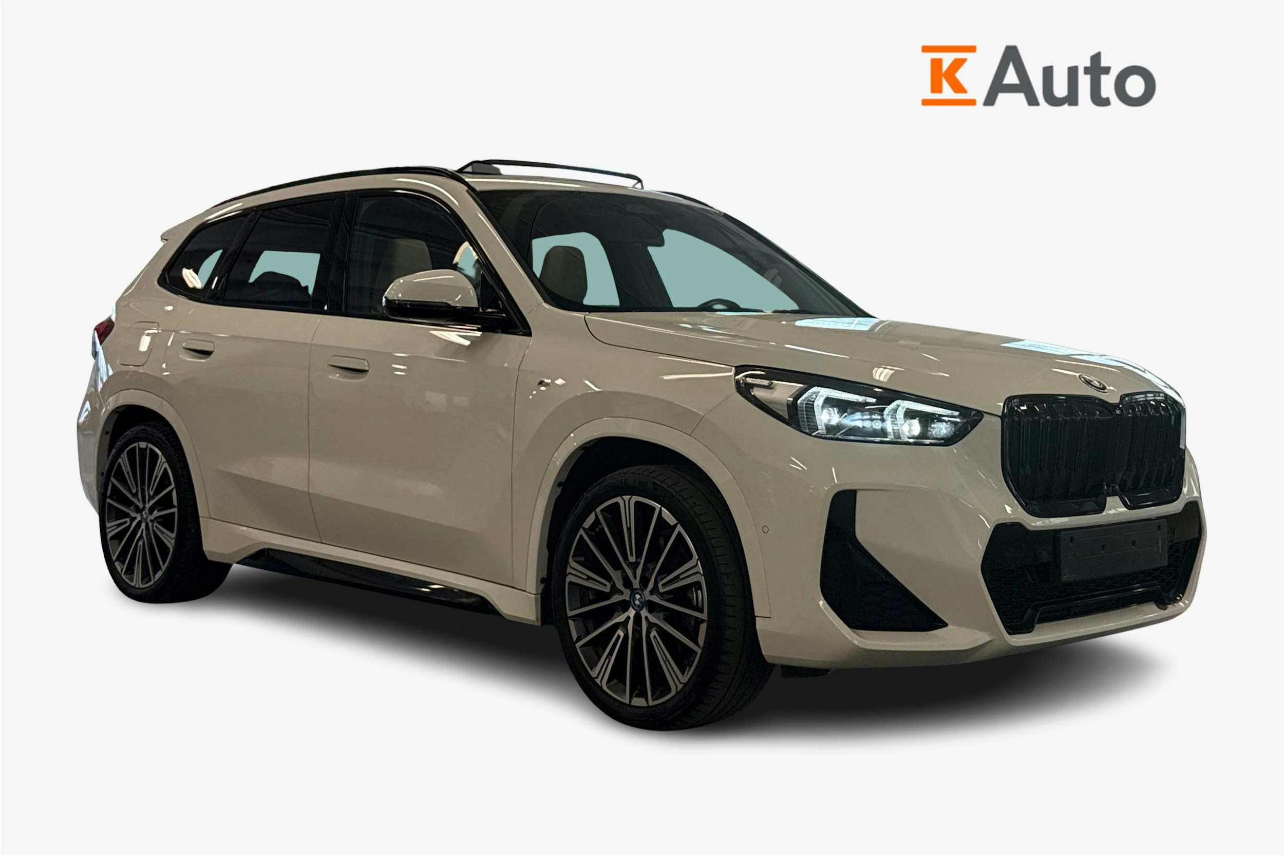 valkoinen BMW iX1 2023 kuva 1.