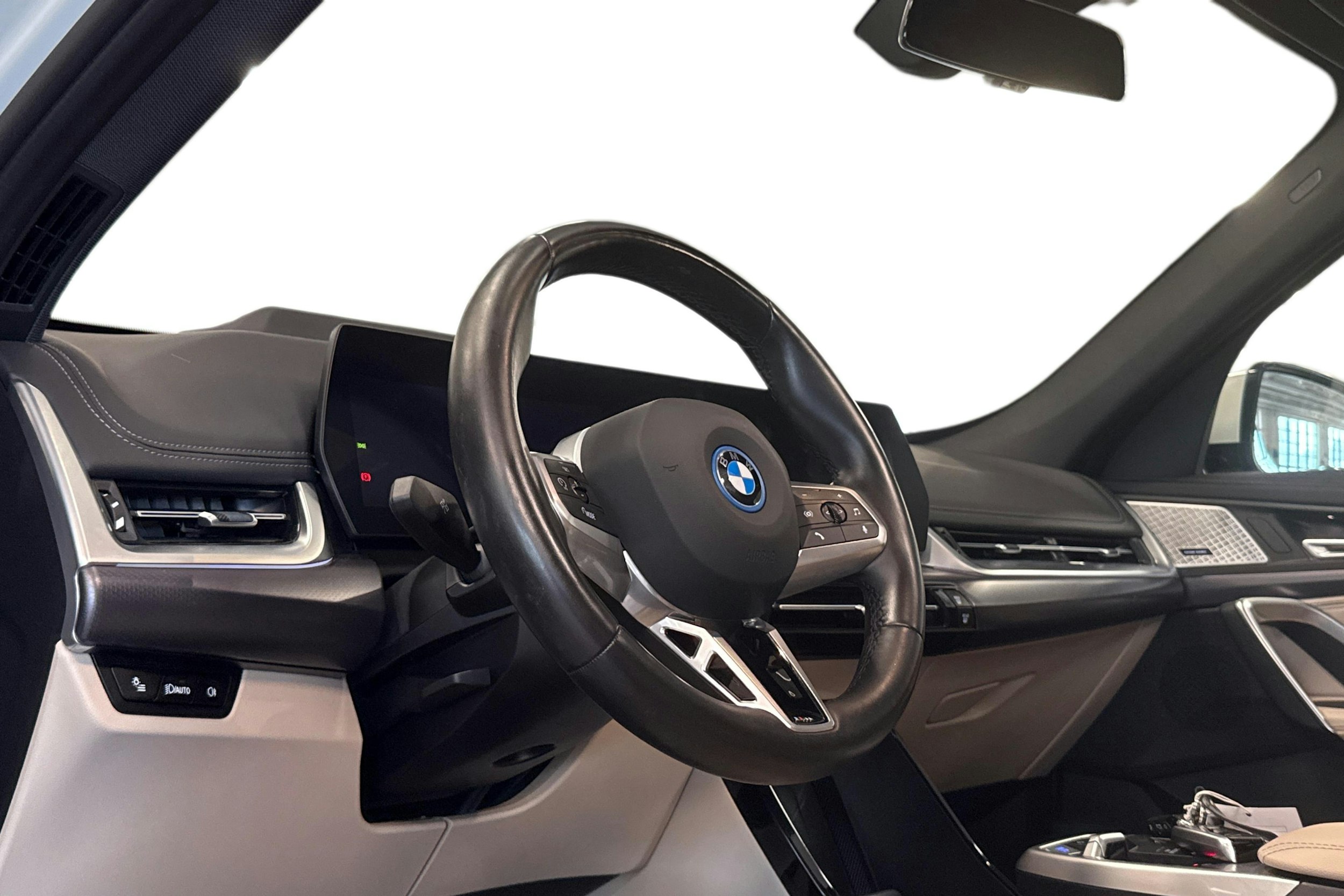valkoinen BMW iX1 2023 kuva 3.