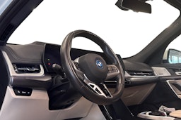 valkoinen BMW iX1 2023 kuva 3.