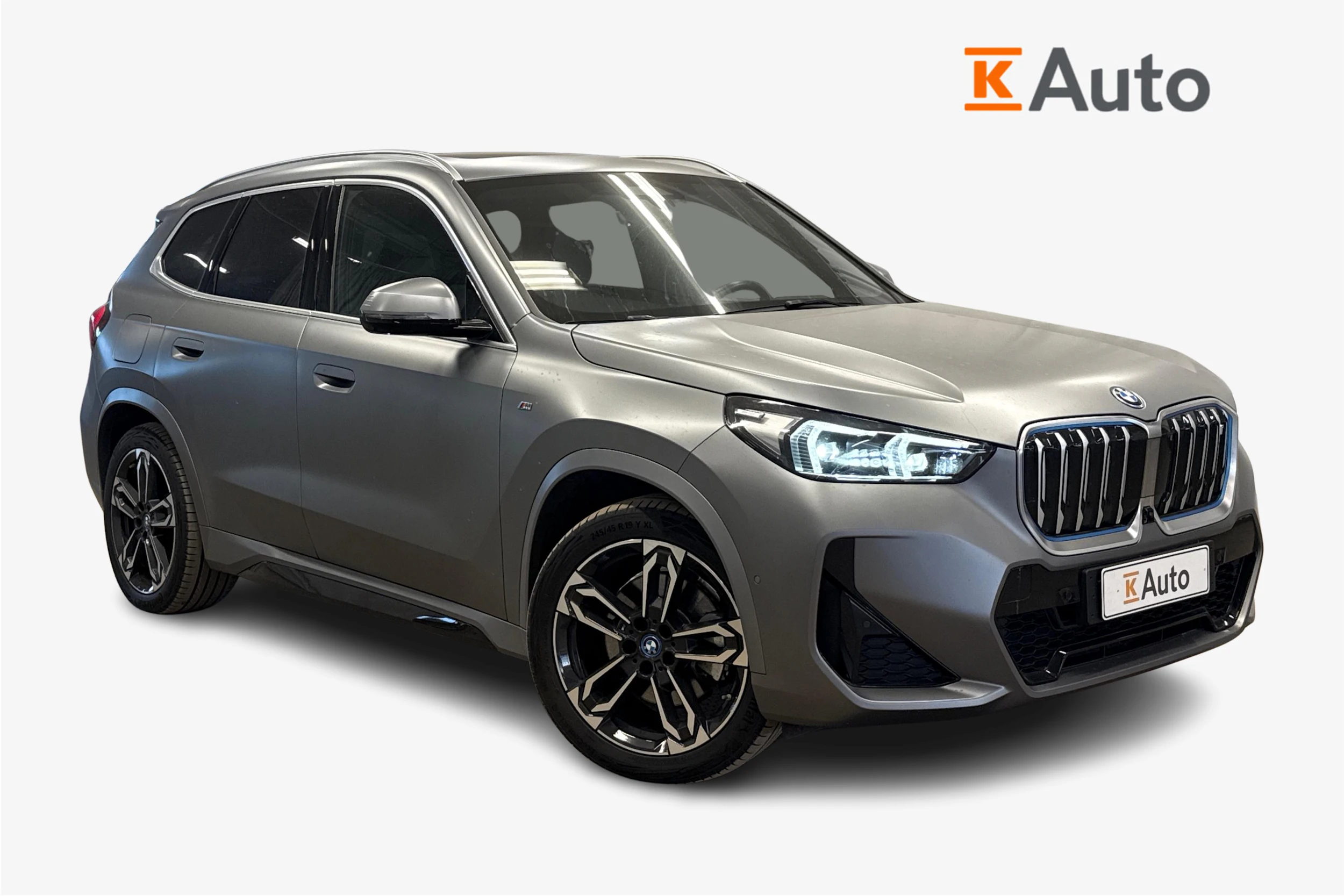 harmaa BMW iX1 2023 kuva 1.