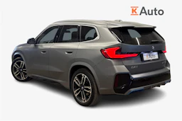 harmaa BMW iX1 2023 kuva 2.