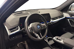 harmaa BMW iX1 2023 kuva 3.