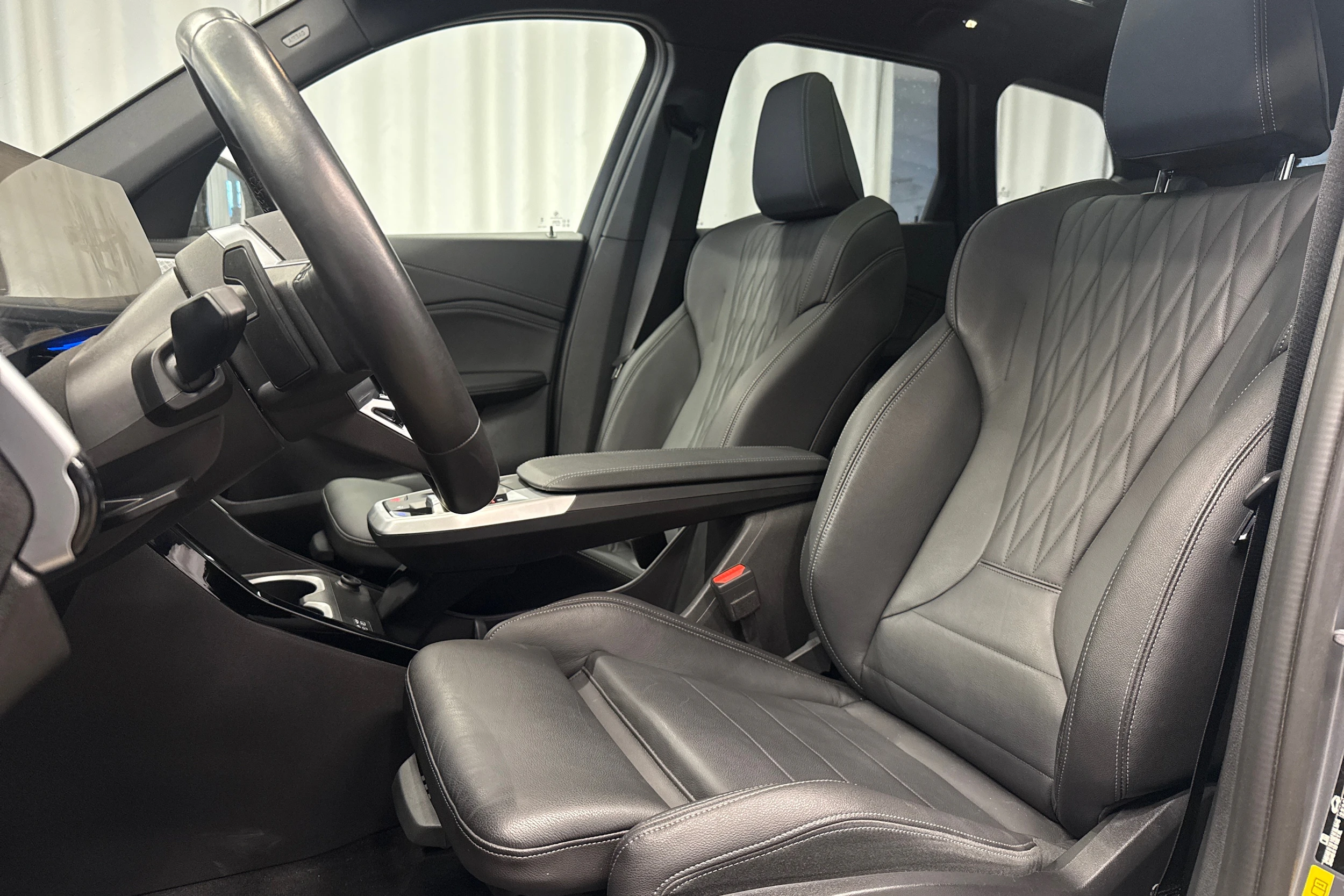 harmaa BMW iX1 2023 kuva 4.