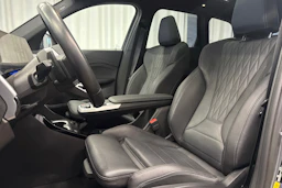 harmaa BMW iX1 2023 kuva 4.