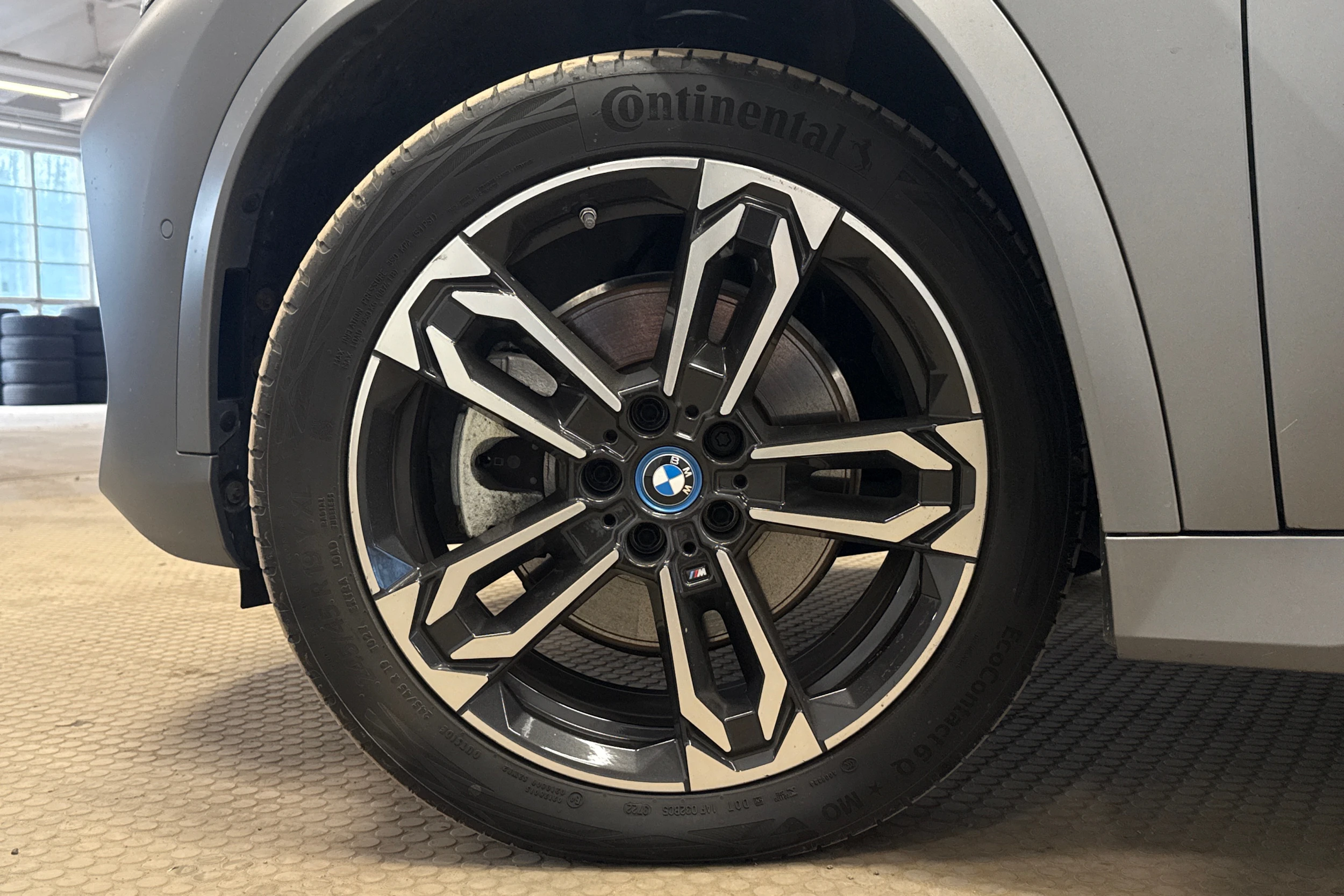 harmaa BMW iX1 2023 kuva 6.