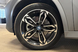 harmaa BMW iX1 2023 kuva 6.