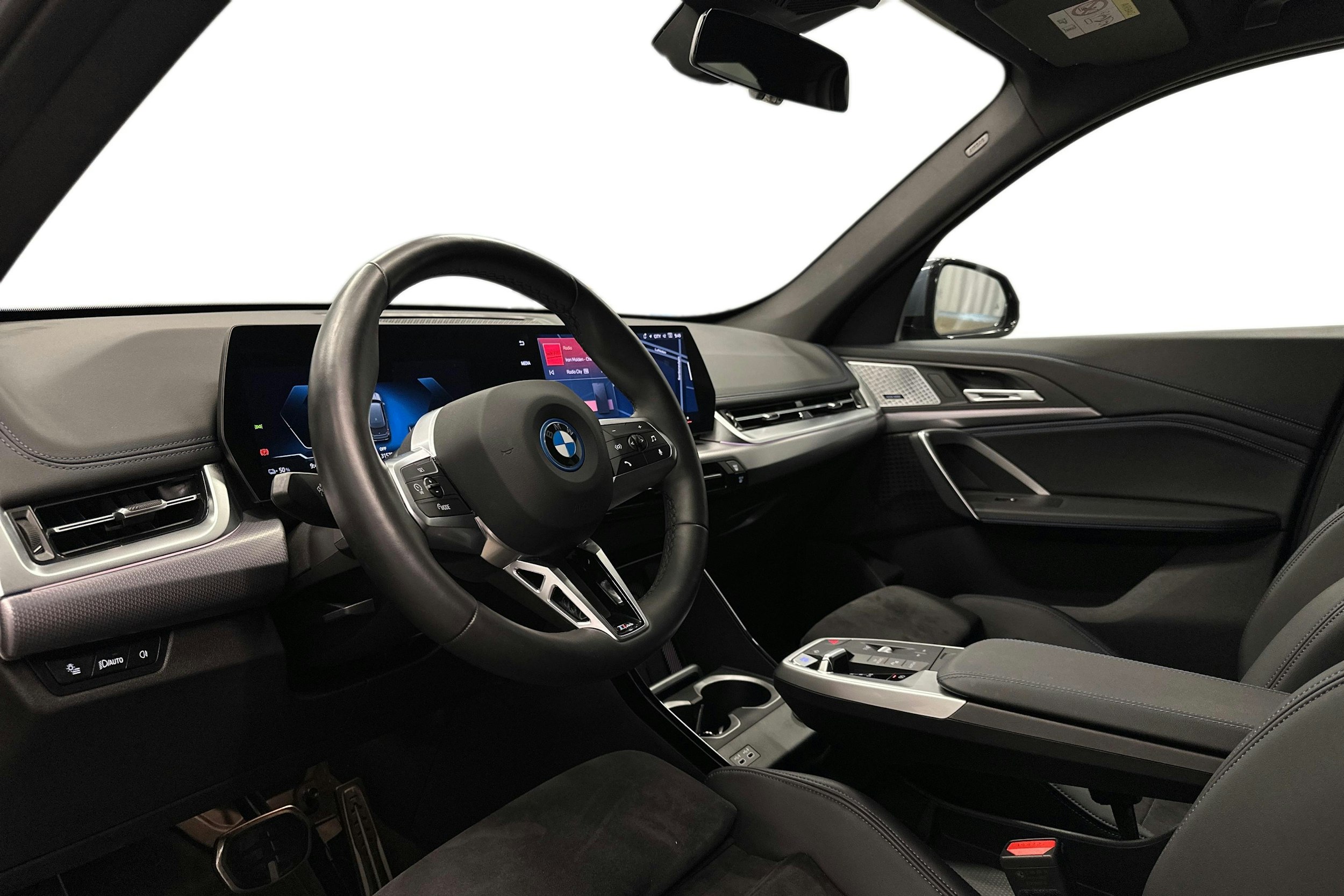 harmaa BMW iX1 2023 kuva 7.