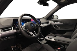 harmaa BMW iX1 2023 kuva 7.