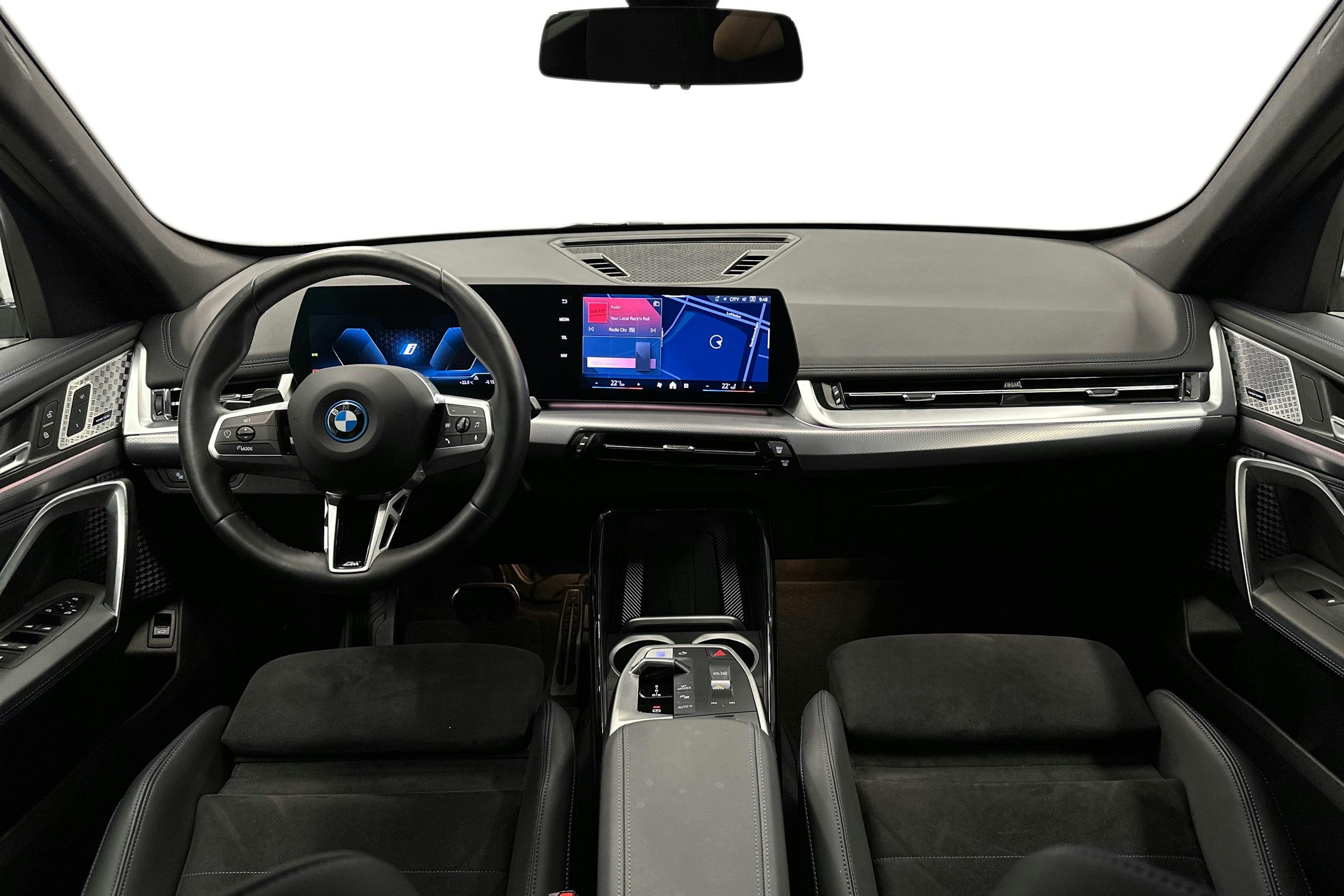 harmaa BMW iX1 2023 kuva 9.