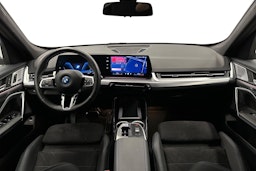 harmaa BMW iX1 2023 kuva 9.