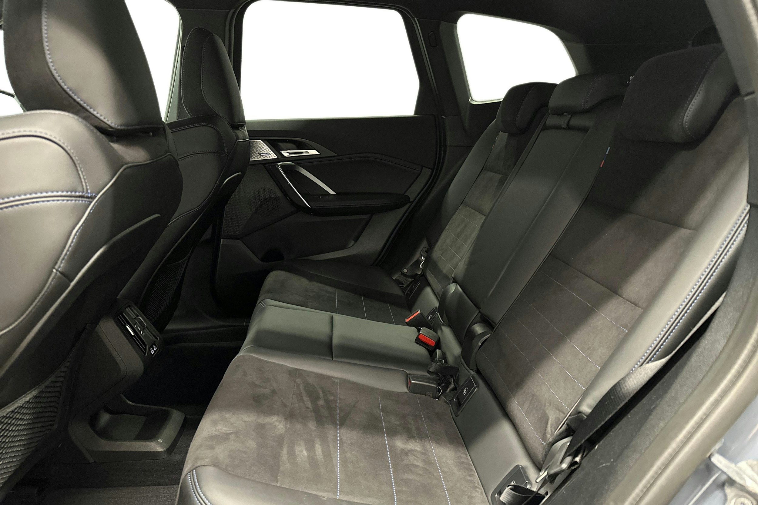harmaa BMW iX1 2023 kuva 10.