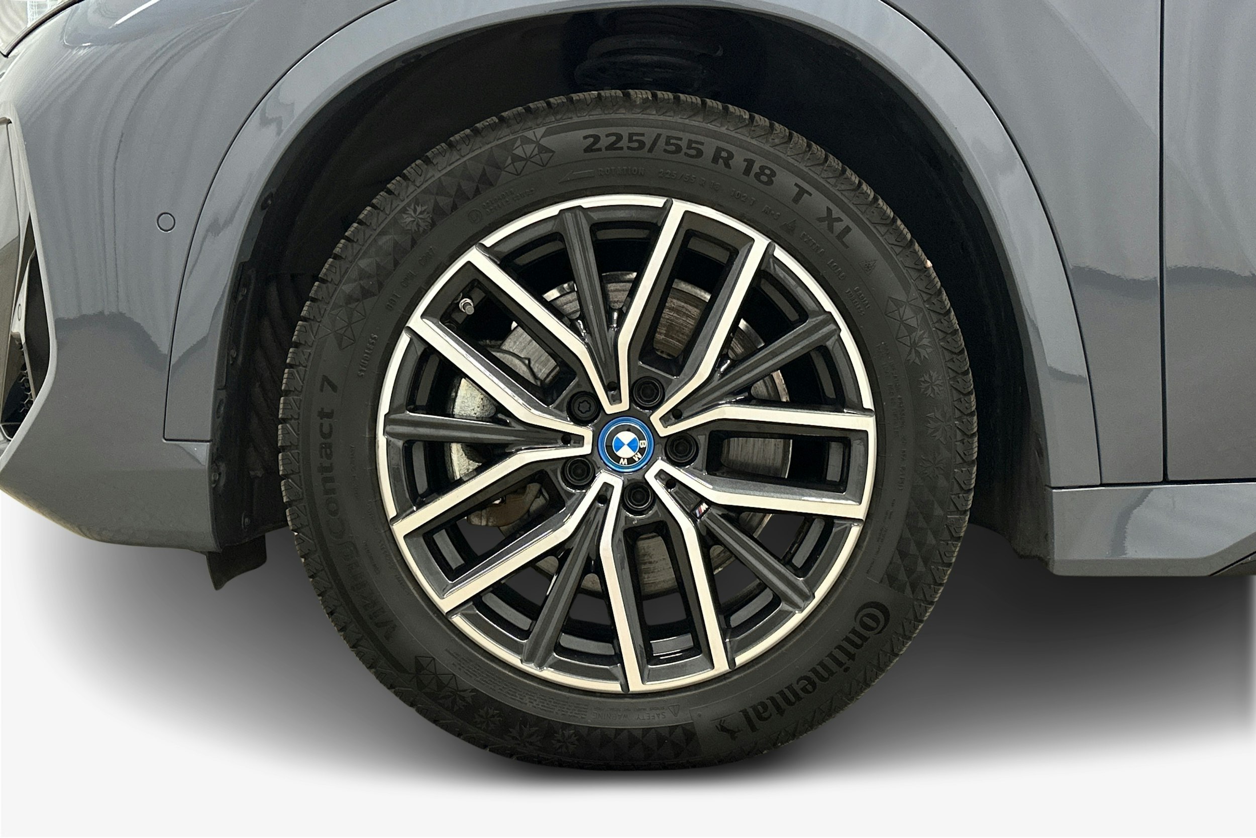 harmaa BMW iX1 2023 kuva 11.