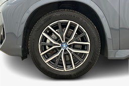 harmaa BMW iX1 2023 kuva 11.