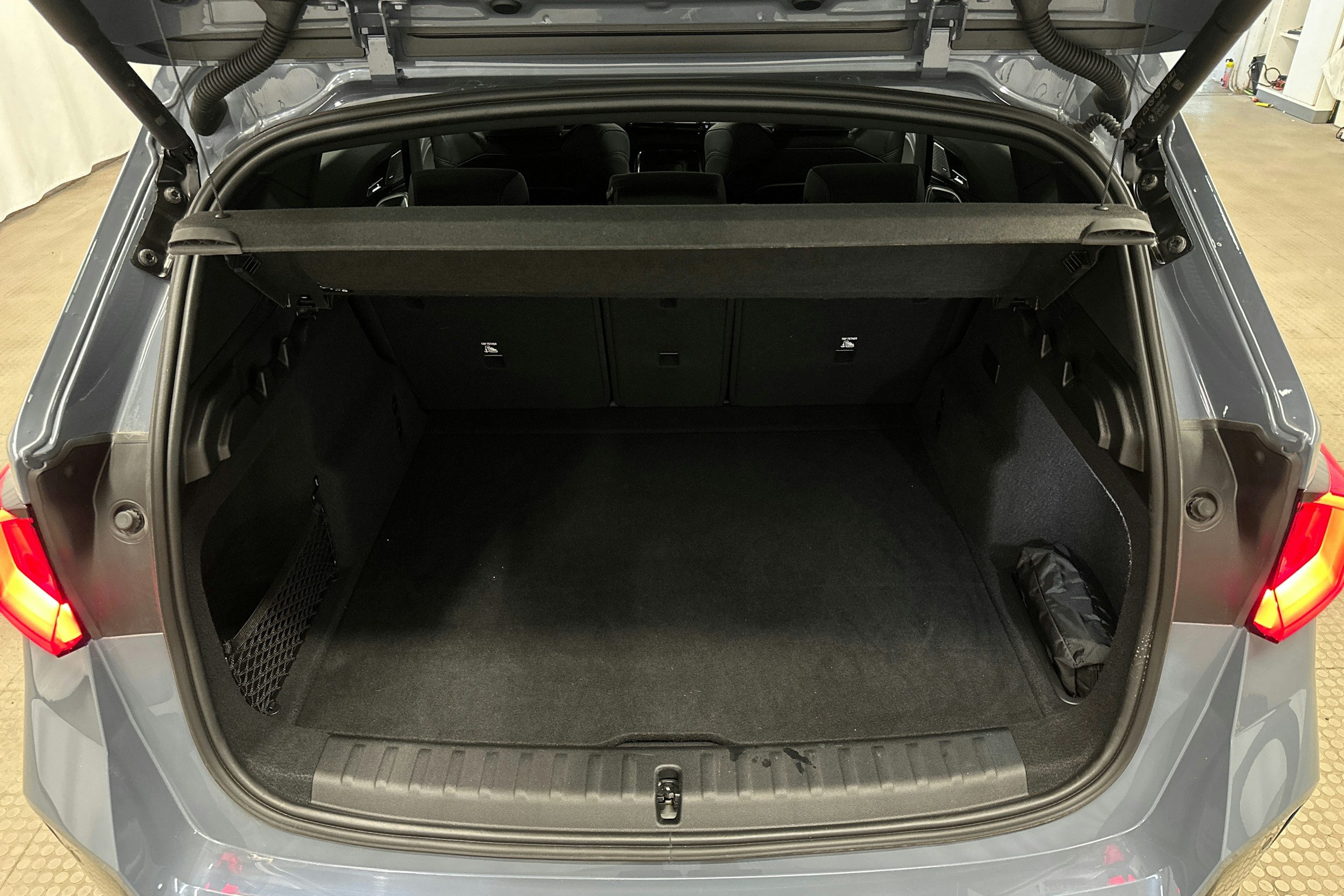 harmaa BMW iX1 2023 kuva 14.