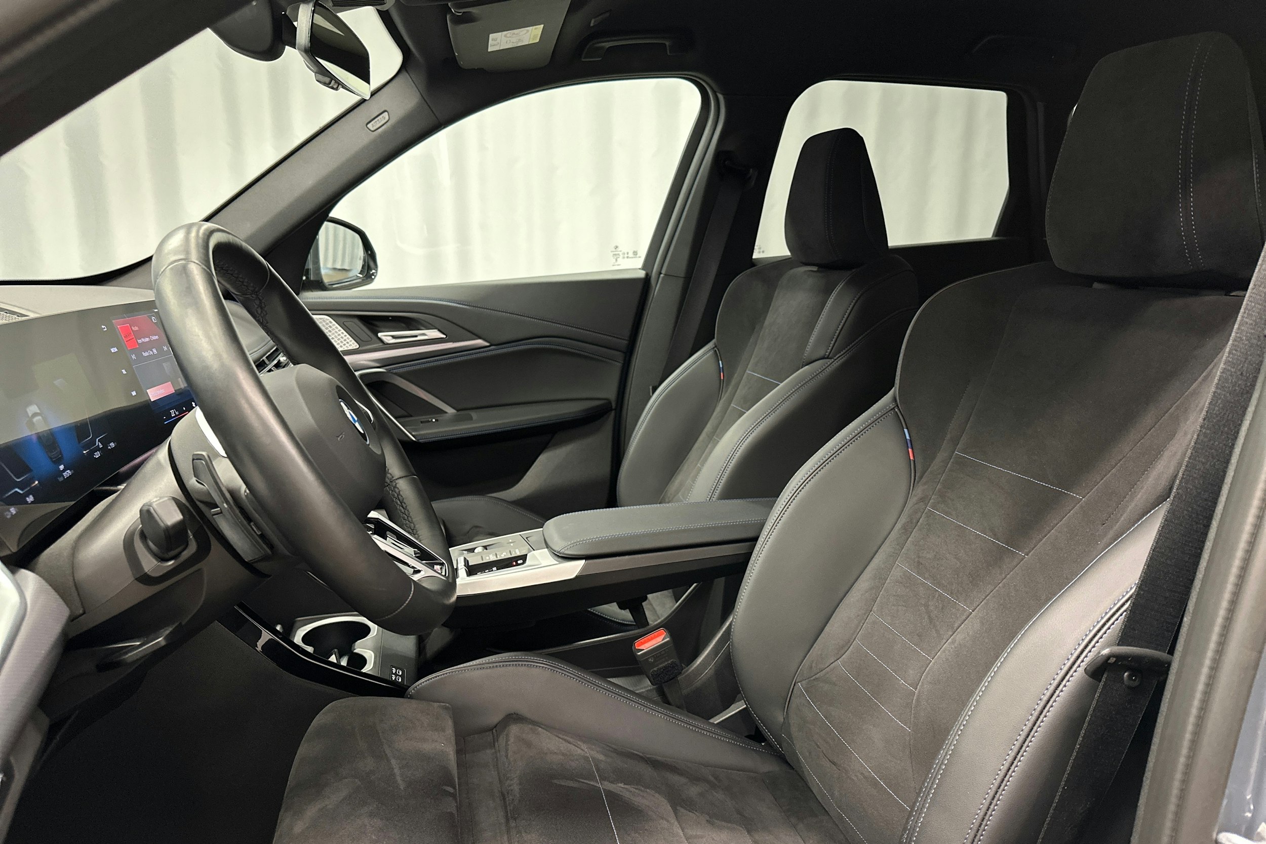 harmaa BMW iX1 2023 kuva 16.