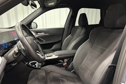 harmaa BMW iX1 2023 kuva 16.