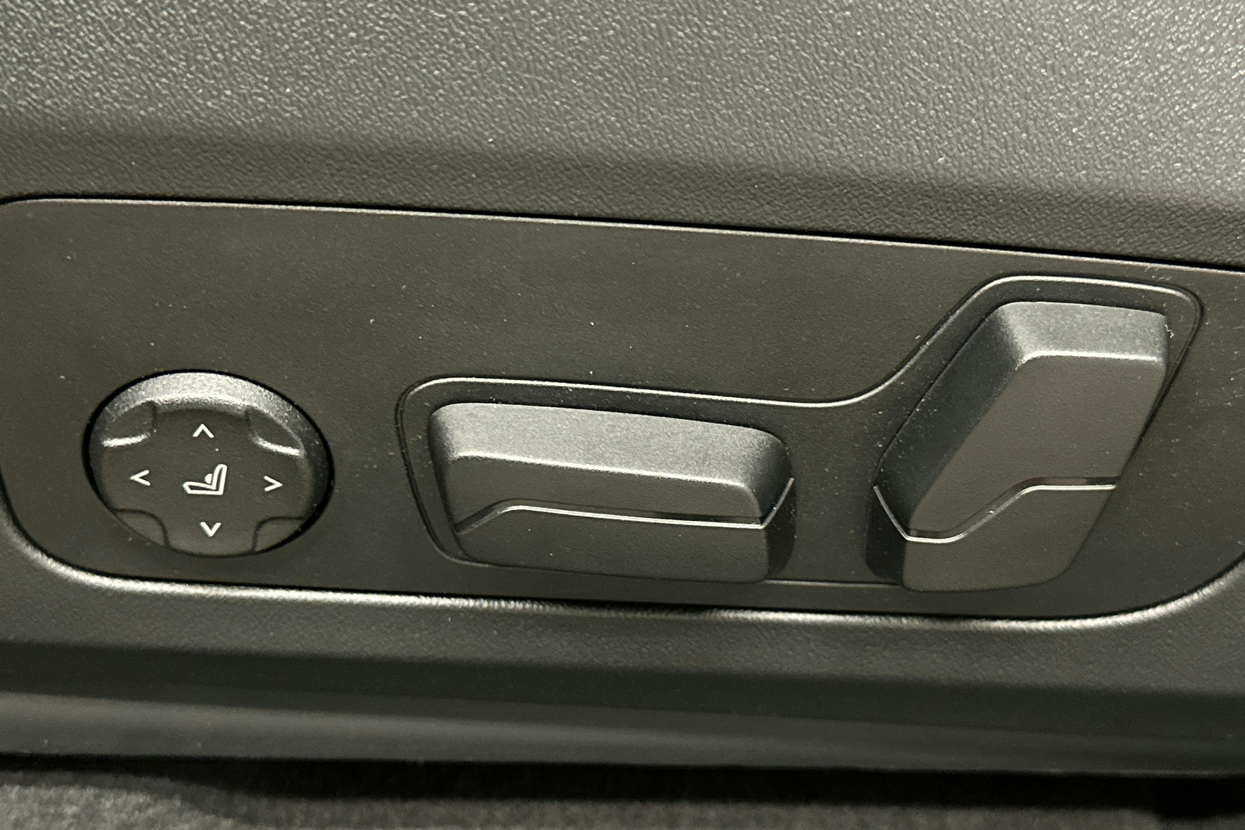 harmaa BMW iX1 2023 kuva 17.