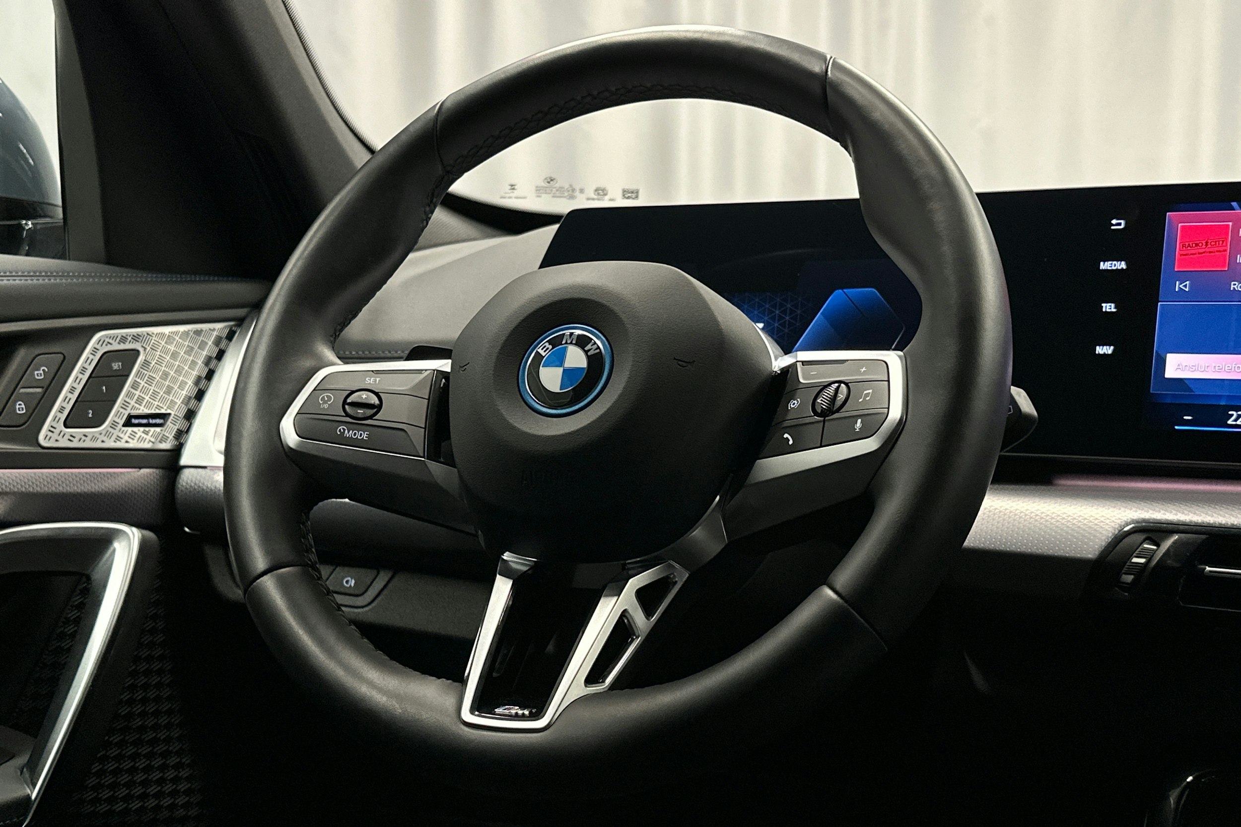 harmaa BMW iX1 2023 kuva 19.