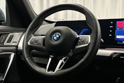 harmaa BMW iX1 2023 kuva 19.
