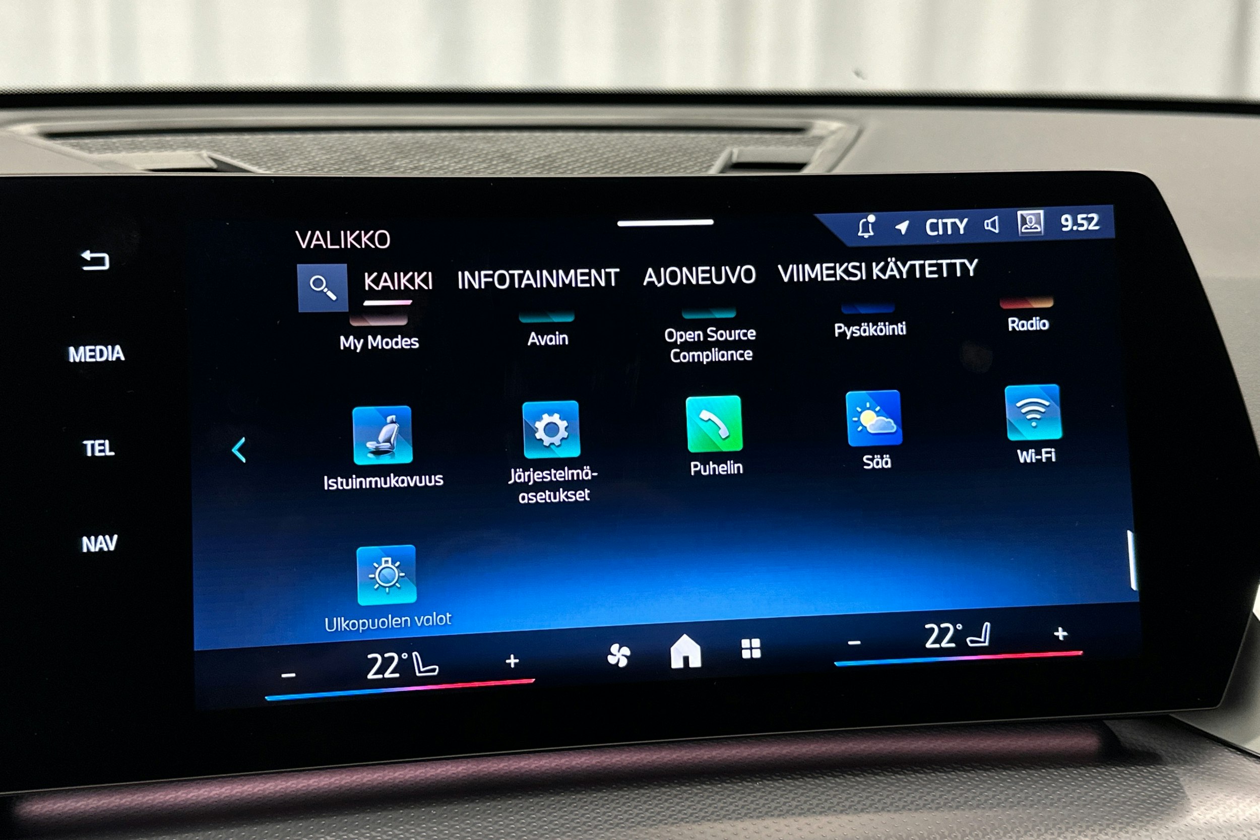 harmaa BMW iX1 2023 kuva 25.