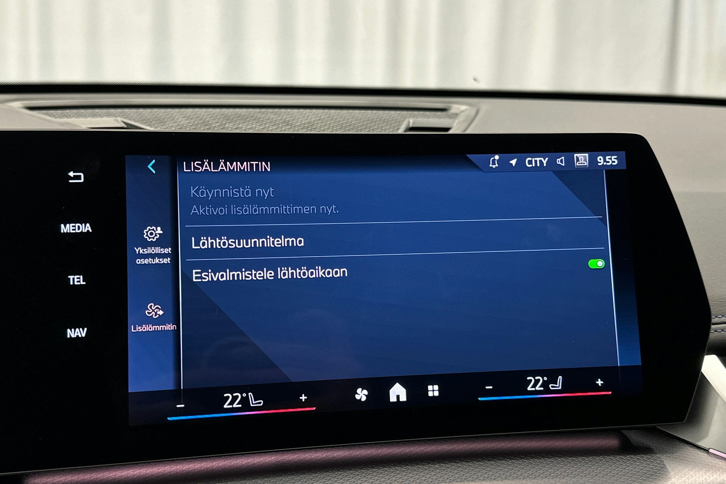 harmaa BMW iX1 2023 kuva 31.