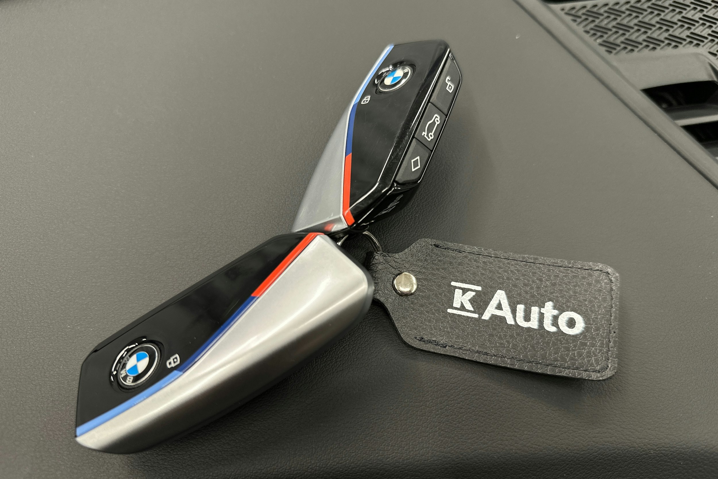 harmaa BMW iX1 2023 kuva 35.