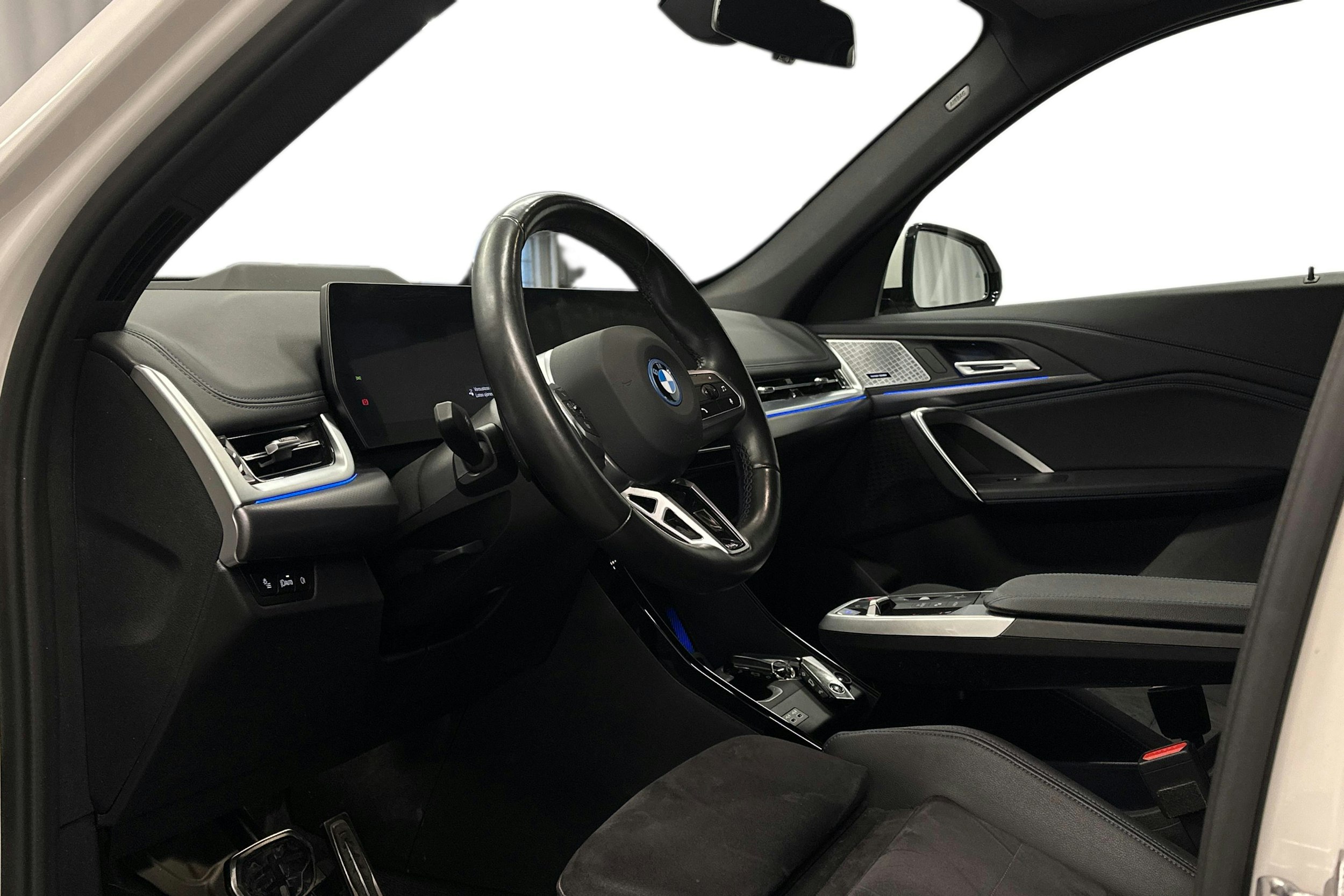 valkoinen BMW iX1 2023 kuva 7.