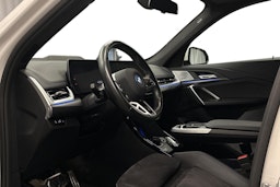 valkoinen BMW iX1 2023 kuva 7.