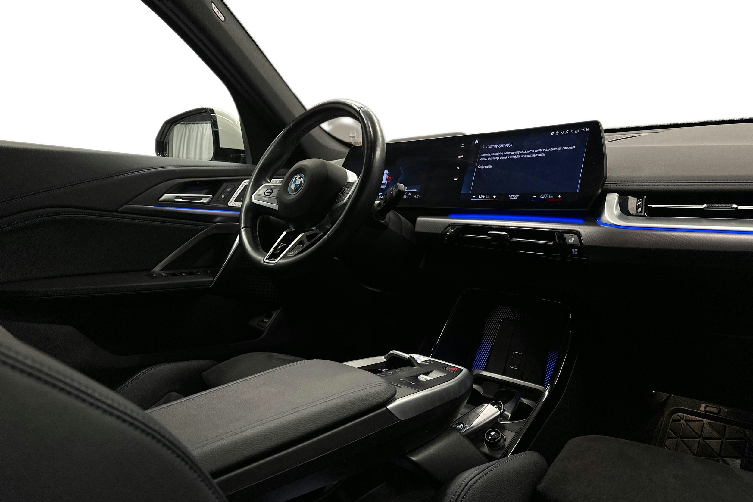 valkoinen BMW iX1 2023 kuva 9.