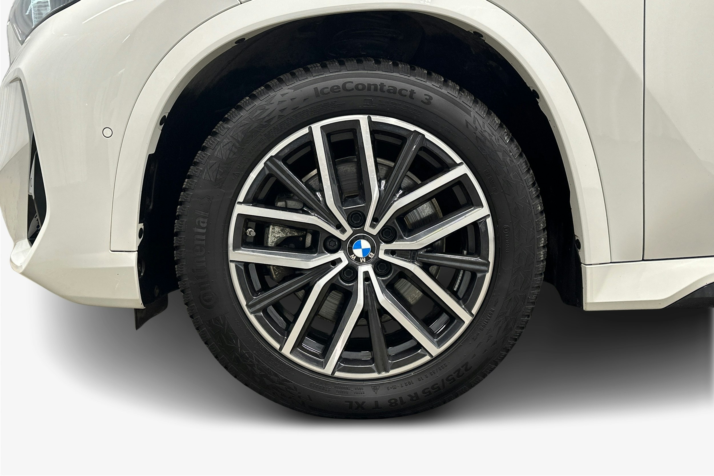 valkoinen BMW iX1 2023 kuva 11.