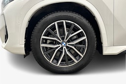 valkoinen BMW iX1 2023 kuva 11.