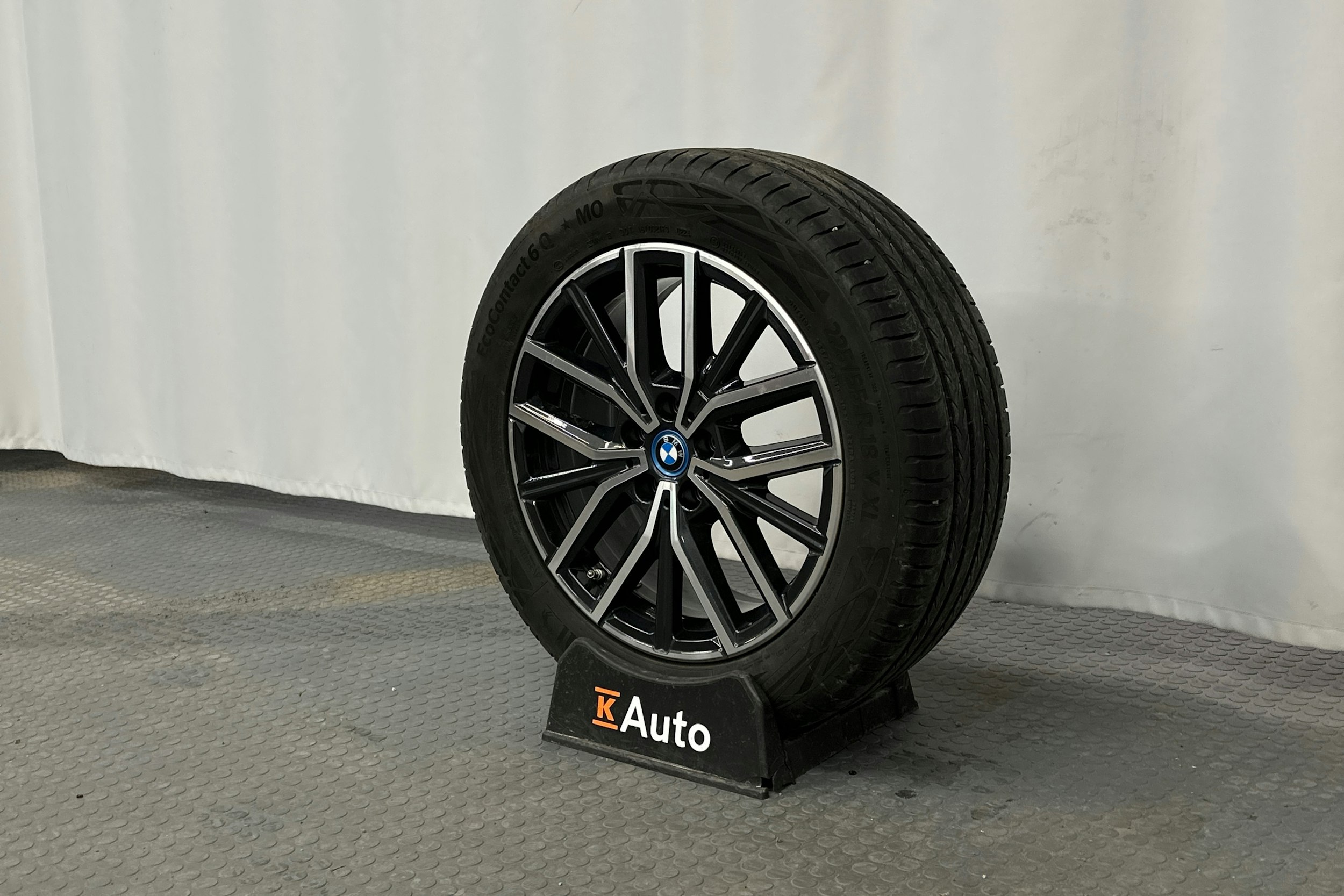 valkoinen BMW iX1 2023 kuva 13.