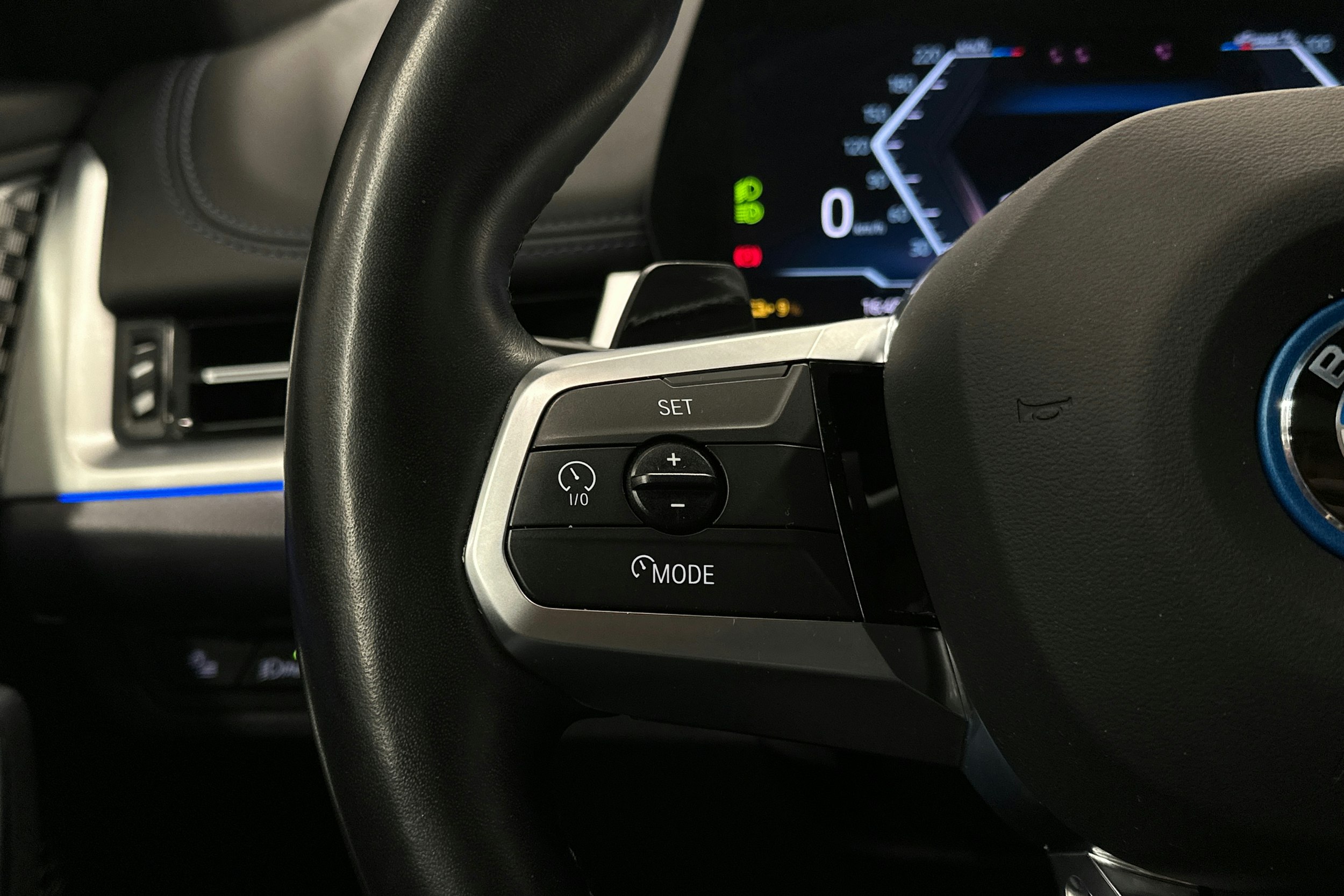 valkoinen BMW iX1 2023 kuva 14.