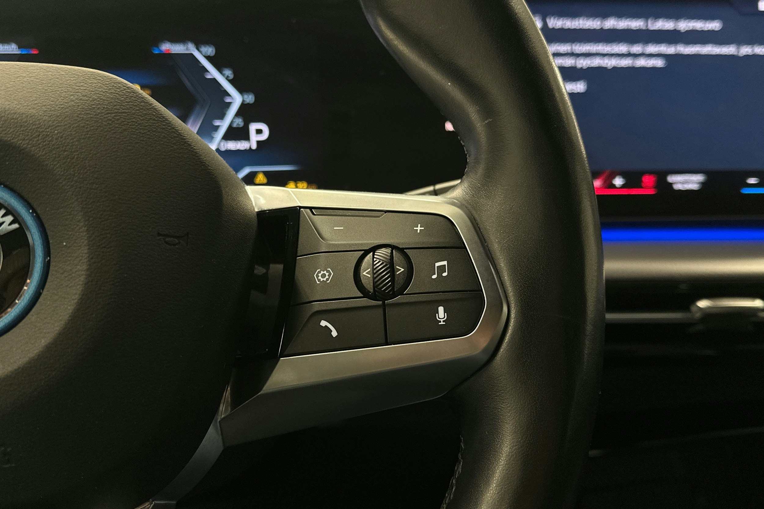 valkoinen BMW iX1 2023 kuva 15.