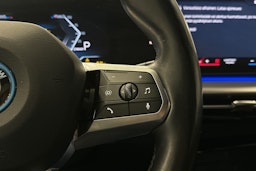 valkoinen BMW iX1 2023 kuva 15.