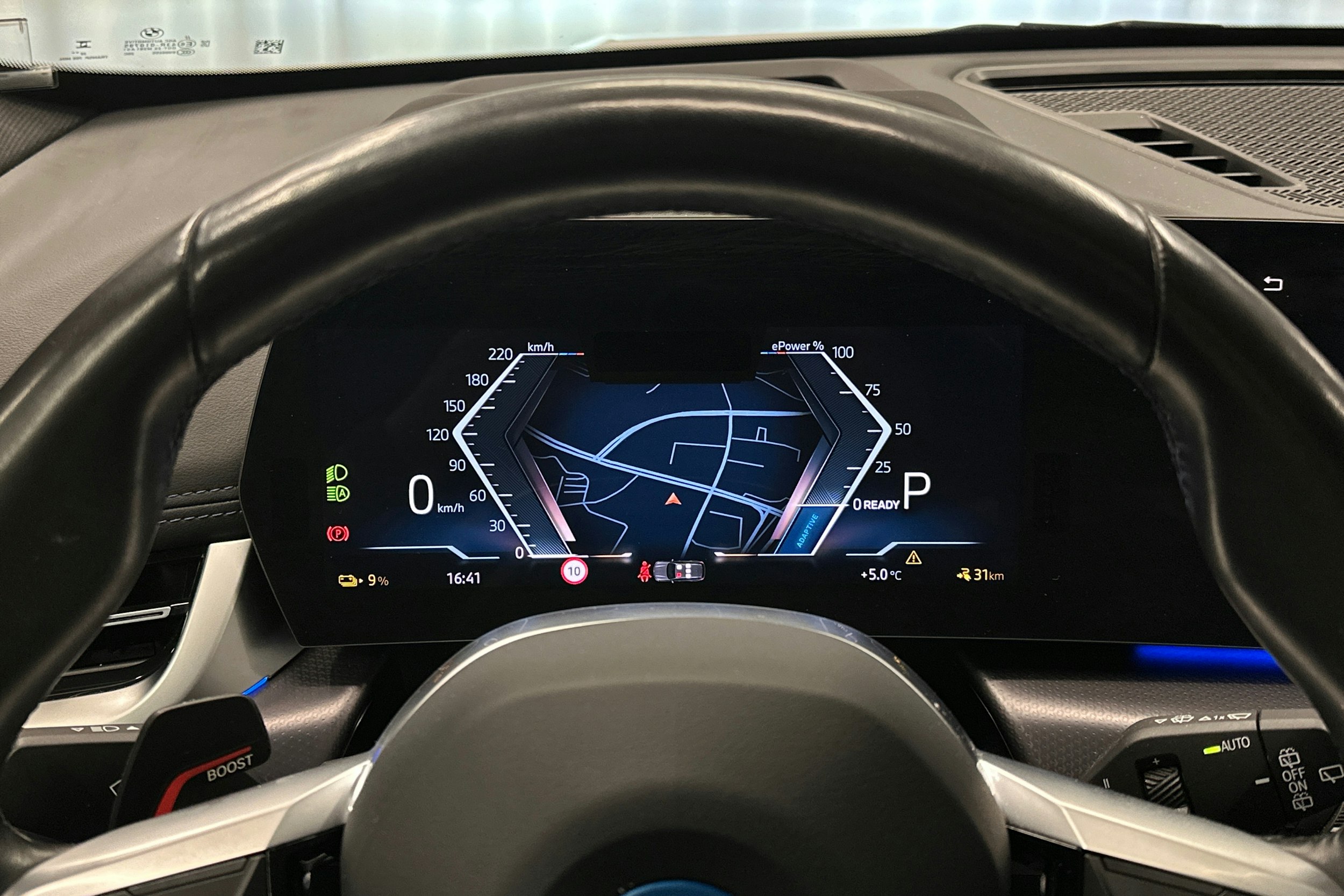 valkoinen BMW iX1 2023 kuva 16.