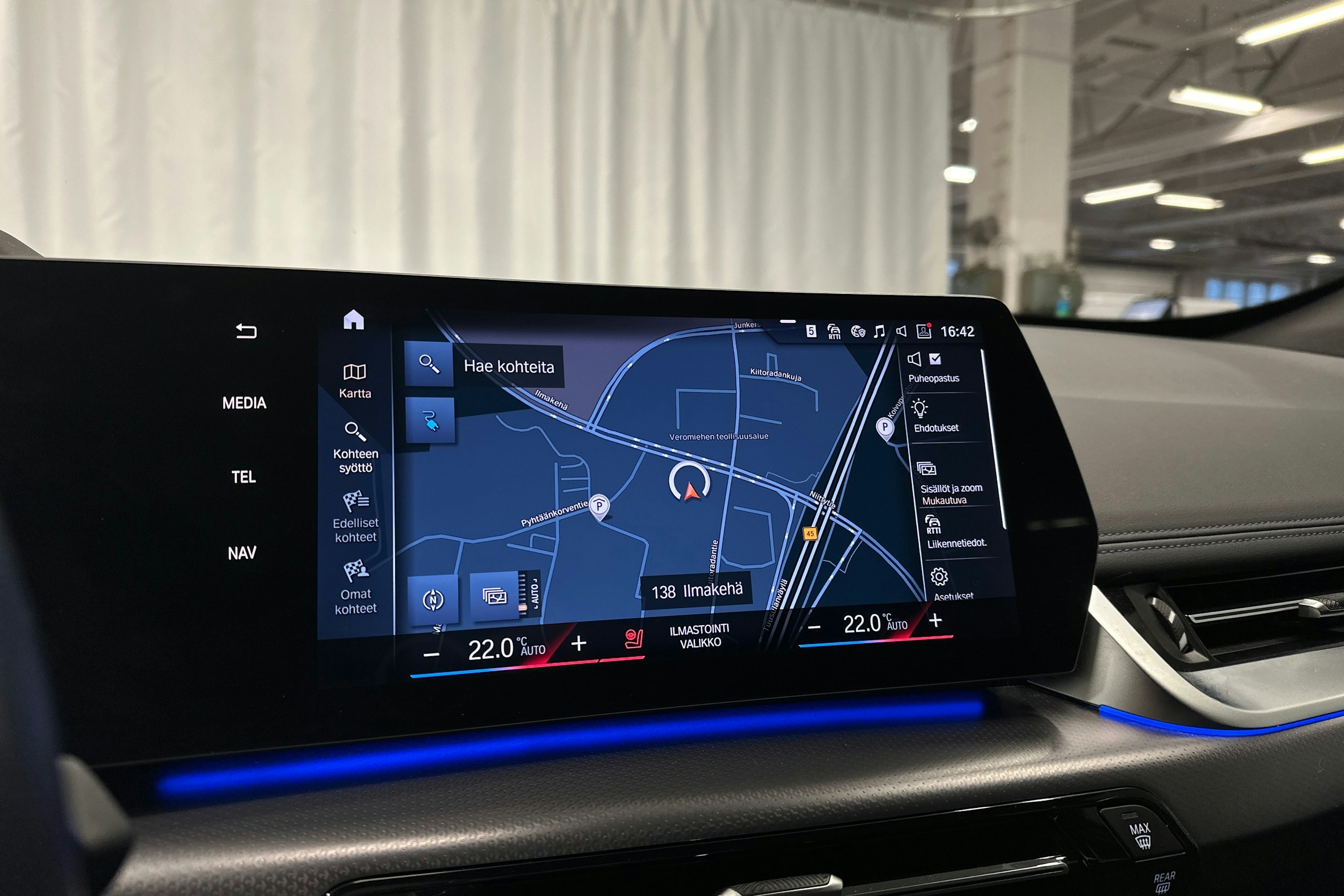 valkoinen BMW iX1 2023 kuva 17.