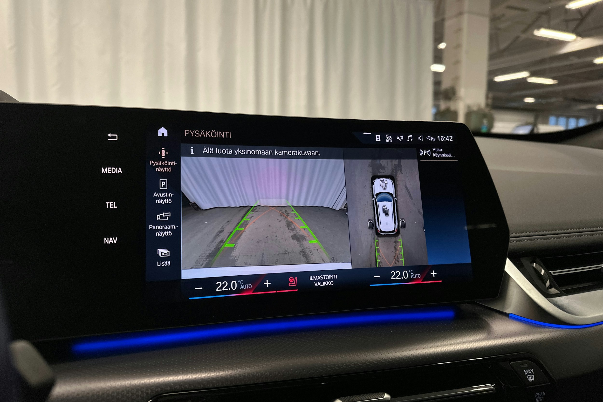 valkoinen BMW iX1 2023 kuva 18.