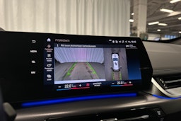 valkoinen BMW iX1 2023 kuva 18.