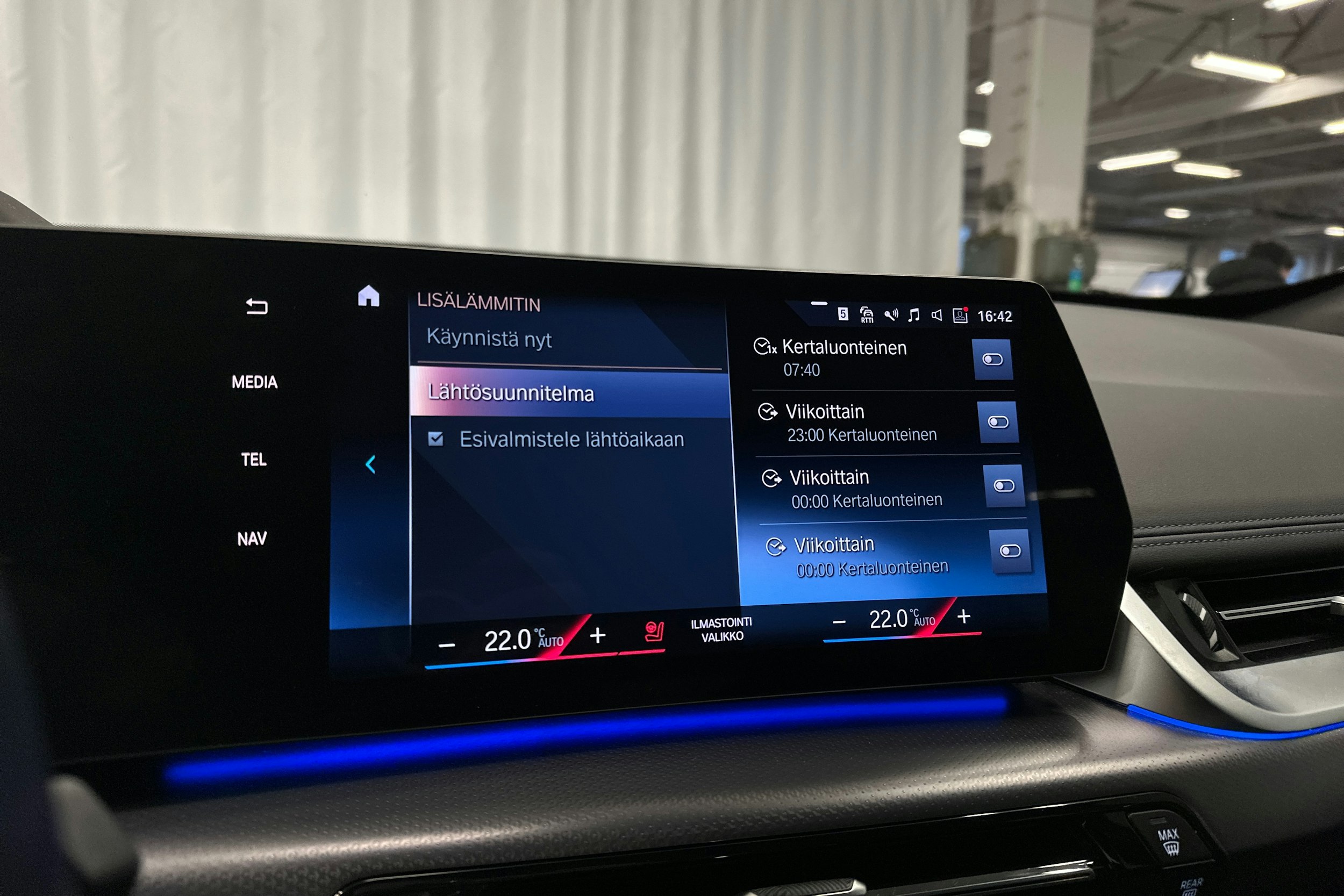 valkoinen BMW iX1 2023 kuva 19.