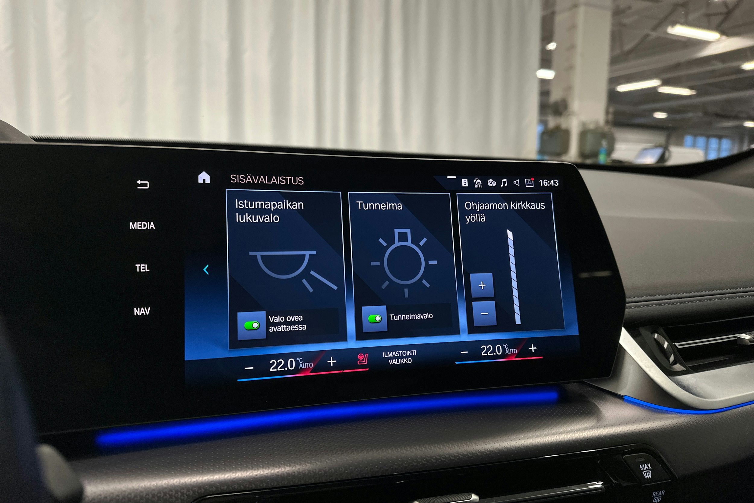 valkoinen BMW iX1 2023 kuva 22.